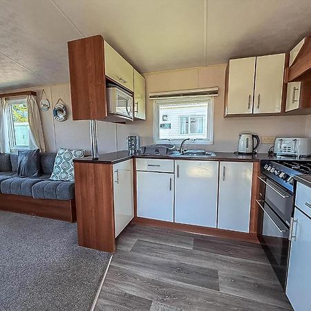 Great 6 Berth Caravan With Decking At Manor Park In Hunstanton Ref 23017B Exterior photo