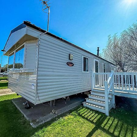 Great 6 Berth Caravan With Decking At Manor Park In Hunstanton Ref 23017B Exterior photo