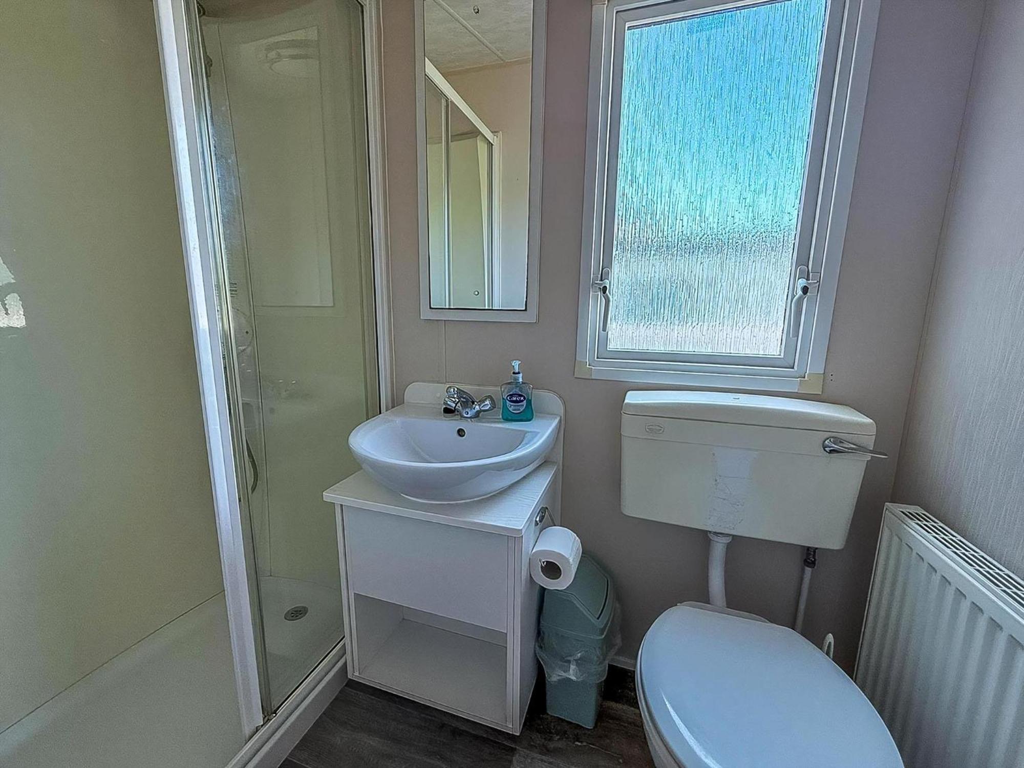 Great 6 Berth Caravan With Decking At Manor Park In Hunstanton Ref 23017B Exterior photo