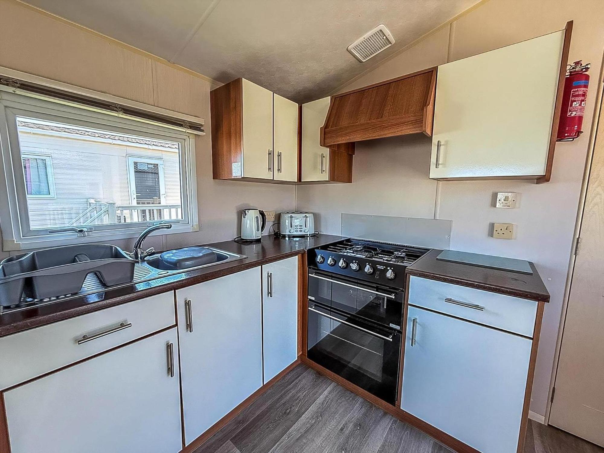 Great 6 Berth Caravan With Decking At Manor Park In Hunstanton Ref 23017B Exterior photo