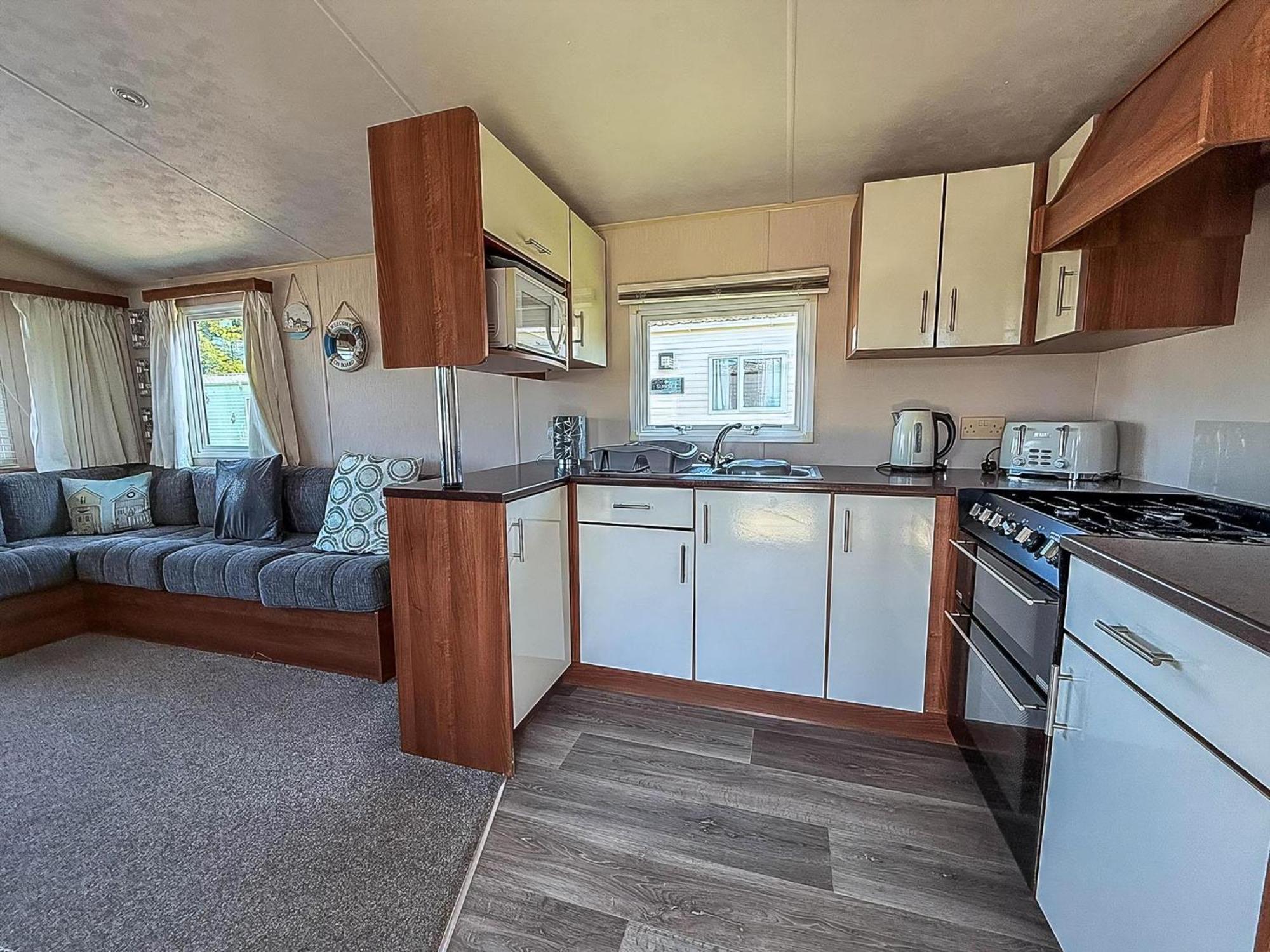 Great 6 Berth Caravan With Decking At Manor Park In Hunstanton Ref 23017B Exterior photo