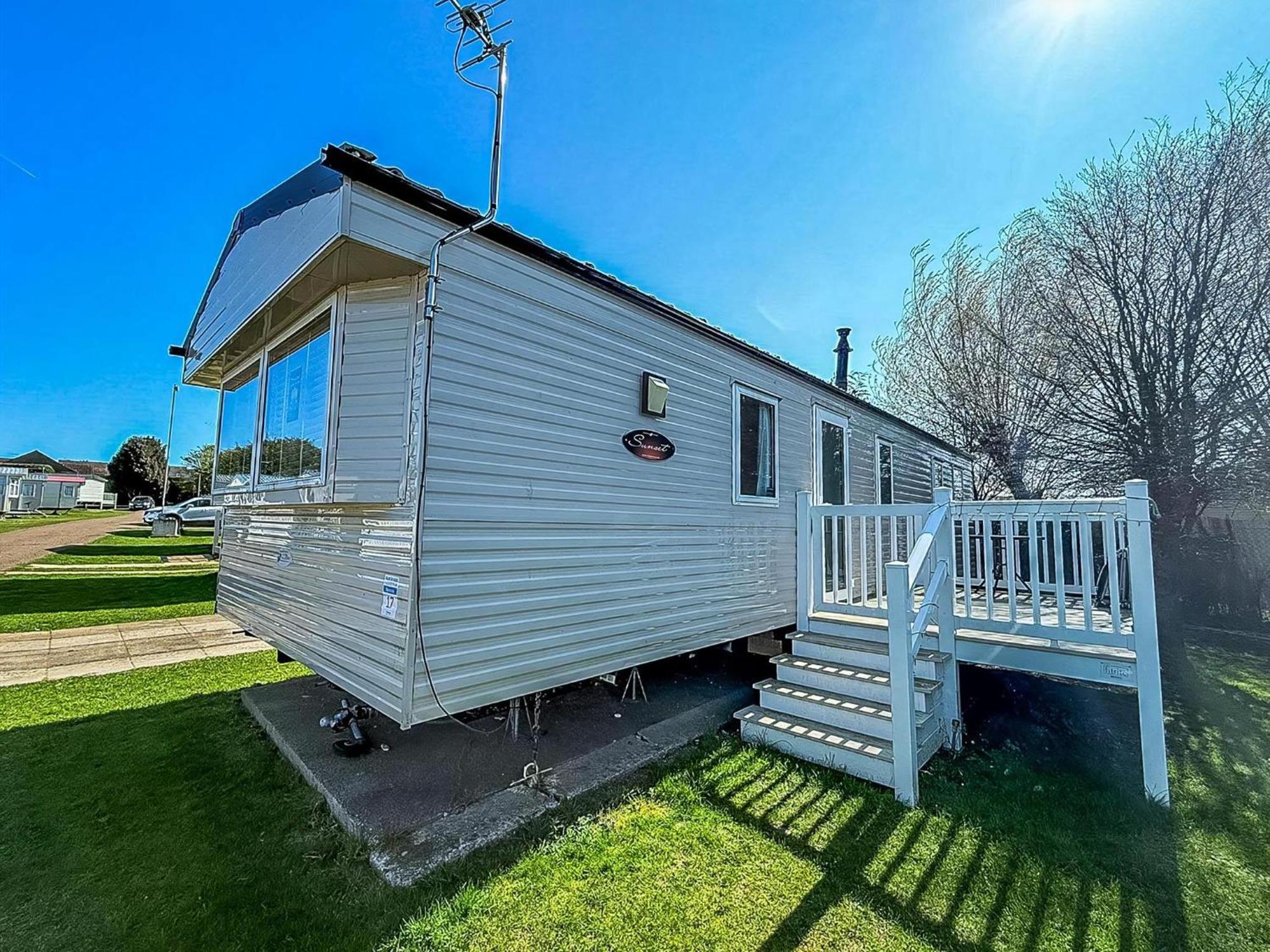 Great 6 Berth Caravan With Decking At Manor Park In Hunstanton Ref 23017B Exterior photo