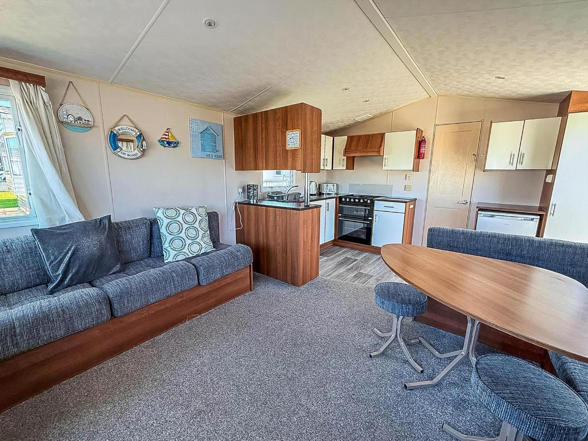 Great 6 Berth Caravan With Decking At Manor Park In Hunstanton Ref 23017B Exterior photo